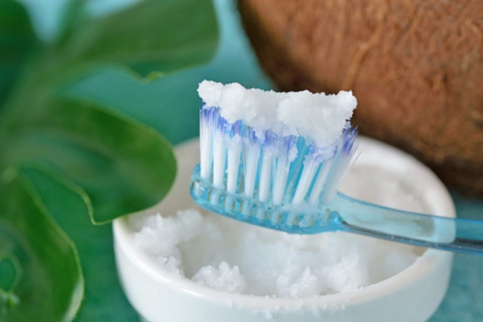 How t Choose Remineralizing Tooth Powder Over Toothpaste?