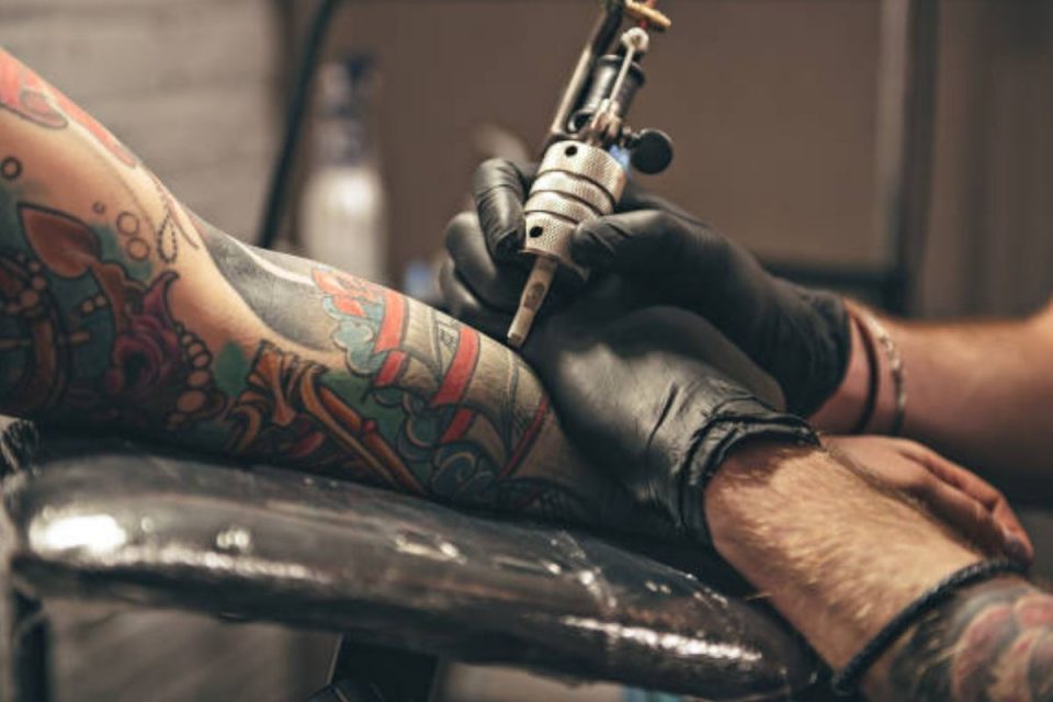 https://www.beingnaturalhuman.com/how-does-tattoo-removal-work/
